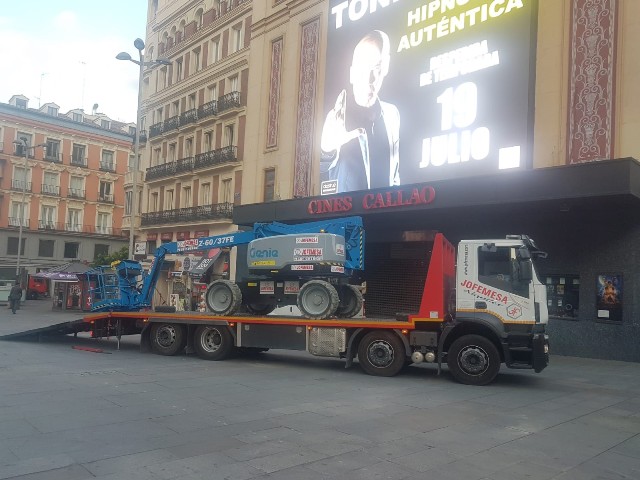 Maquinaria de JOFEMESA realizando trabajos de altura en Madrid